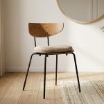 Hyperrealistische Szene eines kompakten Eichenstuhls in einem kleinen, warmen, minimalistischen Raum mit klarer Holzmaserung.