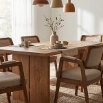 Hyperrealistisches Esszimmer mit warmem Materialmix aus Eichenholz, Stoff und modernen Akzenten, harmonisch beleuchtet im minimalistischen Stil.