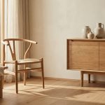 Hyperrealistisches warmes Interieur mit massiven Eichenmöbeln, sanfter Beleuchtung und klar sichtbarer Holzpflege.