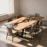 Hyperrealistisches warmes Interieur mit massivem Eichen-Esstisch, ausgewogenen Proportionen und harmonischen Abständen im modernen Raum.