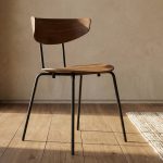 Ergonomische Stuhlwahl gesundes Sitzen zeigt einen hyperrealistischen Premium-Eichenstuhl in warmem minimalistischen Interior.