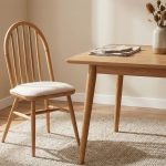 Hyperrealistische Szene zeigt Holzpflege Tipps langanhaltende Möbelqualität mit warmem Licht und hochwertiger Eichenoberfläche.