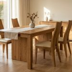 Hyperrealistische Szene zur Massivholz Esszimmergestaltung Tipps mit warmem Licht, klarer Eichenholzstruktur und elegantem minimalistischen Ambiente.