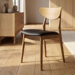 Hyperrealistische Interioraufnahme, die zeigt, wie man Eiche Holzqualität richtig beurteilen kann, mit klarer Maserung und warmem Licht.