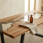 Hyperrealistische Szene zeigt Eiche Pflege Anleitung Möbel in warmem, minimalistischen Interior mit edler Holzmaserung.