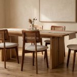 Hyperrealistische Szene zeigt Eichenholz Qualität Merkmale Premium Möbel in warmem, minimalistischem Interior.