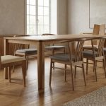 Hyperrealistisches 16:9 Interieur mit ergonomische Esszimmerstühle gesundes Sitzen aus edlem Eichenholz in warmer Premium-Atmosphäre.