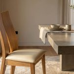 Hyperrealistischer Innenraum mit ergonomischer Massivholz Esszimmerstuhl Komfort, warmem Licht und hochwertiger Eichenstruktur.