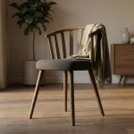 Ergonomisches Sitzen im Alltag verstehen in einer warmen, minimalistischen Szene mit hochwertigem Eichenholz und ergonomischem Stuhl.