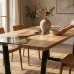 Hyperrealistische Interior-Szene, die Esstisch Größe optimale Maße durch warmes Eichenholz, klare Proportionen und minimalistisches Design zeigt.