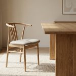 Hyperrealistisches Interior mit Fokus auf Esszimmerstuhl Materialien richtig auswählen in warmem, minimalistischen Eichenholz-Setting.