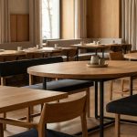 Hyperrealistisches Interior zur Gastronomie Möbel Auswahl planen mit warmem Eichenholz, klaren Strukturen und moderner Atmosphäre.