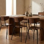 Hyperrealistische Interior-Szene mit Fokus auf Gastronomie Stuhlwahl Komfort Langlebigkeit, warmes Holz und hochwertige Materialien.