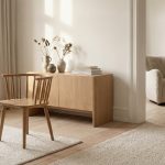 Hyperrealistischer Innenraum im Skandinavischer Einrichtungsstil mit Eiche, warmes Licht, minimalistisches Design mit klarer Holzmaserung.