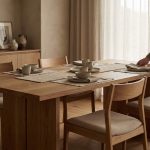 Hyperrealistisches Interior-Motiv, das zeigt, wie man Esszimmer Holzmaterialien gezielt kombinieren kann, mit warmem minimalistischen Eichenmöbeln.