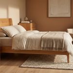 Hyperrealistische Interior-Szene, die Holzarten Unterschiede hochwertige Möbel erkennen lässt, mit warmem Licht und edlem Eichenmöbel.