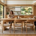 Hyperrealistische Szene, die zeigt, wie man Holzstühle große Essbereiche arrangieren kann und harmonisch in ein warmes minimalistisches Raumkonzept integriert.