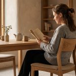 Hyperrealistische Szene zu Holzstuhl Komfort Alltag Esszimmer mit warmem Licht, Eiche-Mobeln und klarer moderner Atmosphäre.