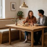 Hyperrealistisches Interieur für Kleine Essnischen wohnlich gestalten mit warmem Licht, Eiche und klarer Struktur.