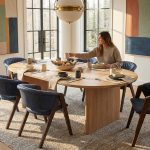 Hyperrealistische Szene, die zeigt, wie man Moderne Essbereiche farblich strukturieren kann, mit warmem Eichenholz und harmonischen Farbzonen.